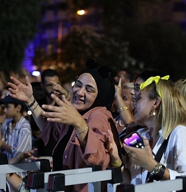 baskan-cercioglundan-kusadasinda-muzik-dolu-gece.jpg