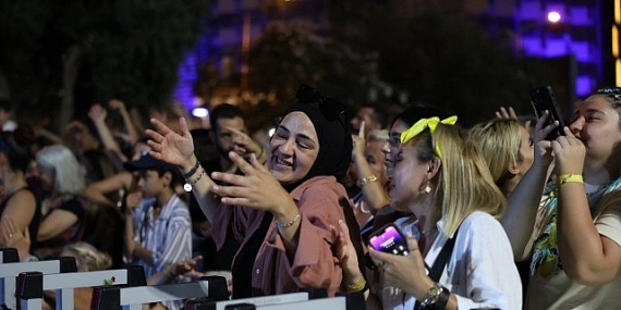 Başkan Çerçioğlu’ndan Kuşadası’nda Müzik Dolu Gece