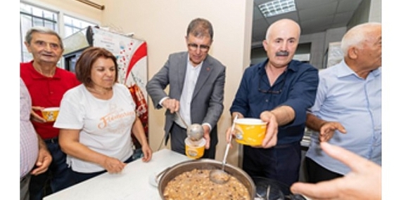 Başkan Tugay aşure bereketini paylaştı