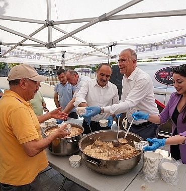 baskan-unal-isik-yurttaslarla-asurenin-bereketini-paylasti.jpg