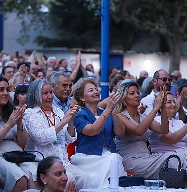 burhaniye-belediyesi-kadinlar-korosundan-unutulmaz-bir-gece.jpg