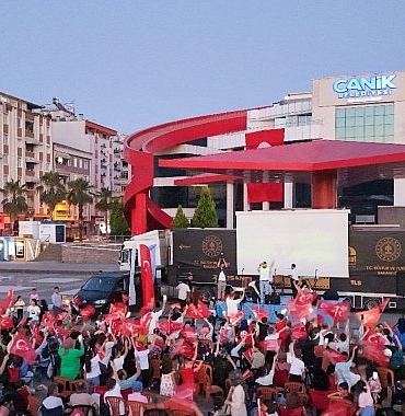canik-belediyesinin-acik-hava-konser-ve-sinema-gecesi-cosku-dolu-anlara-sahne-oldu.jpg