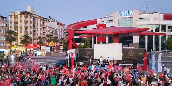 Canik Belediyesi’nin Açık Hava Konser ve Sinema Gecesi coşku dolu anlara sahne oldu.