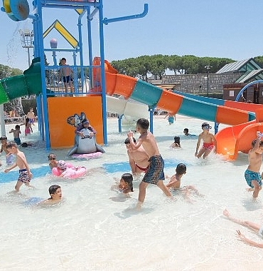 cocuklar-aquaparkta-serinlige-doydu-aileler-baskan-cerciogluna-tesekkur-etti.jpg