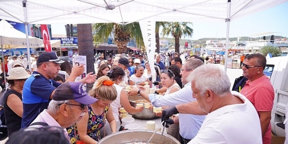 Cumhuriyet Meydanı’nda Aşure Bereketi: Binlerce Kişiye Aşure İkramı