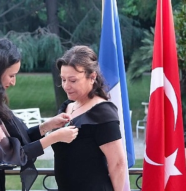 doc-dr-leman-figen-yilmaza-fransadan-sanat-ve-edebiyat-sovalyesi-nisani.jpg