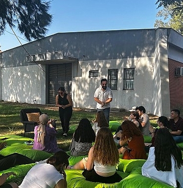 ege-universitesi-ogrencileri-masallarda-bulustu.jpg
