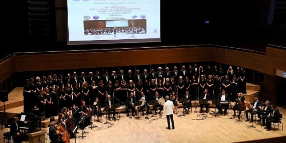 EÜ Klasik Türk Müziği Korosu’ndan İzmir Festivali’nde Unutulmaz Performans