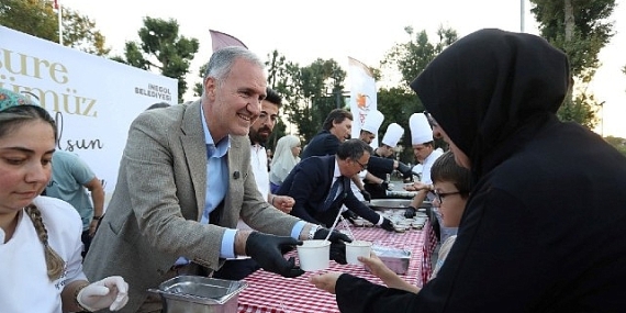 İnegöl’ün Yeni Meydanında Aşure Kazanları Kaynadı