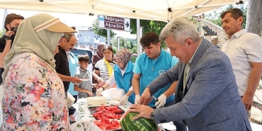 kandira-belediyesinin-duzenledigi-karpuz-tadim-etkinligine-vatandaslardanyogun-ilgi.jpg