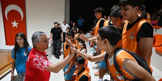 Kemer Belediyesi ücretsiz basketbol ve voleybol kursları başladı