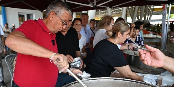 Kemer Belediyesi’nin aşure ikramları sürüyor