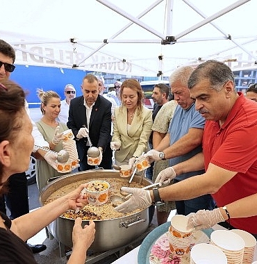 konakta-asure-bereketi-baskan-mutludan-vatandaslara-ikram.jpg