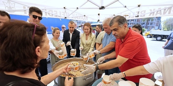 Konak’ta aşure bereketi: Başkan Mutlu’dan vatandaşlara ikram