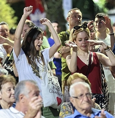 konakta-yazin-coskusu-muzikle-bulustu.jpg