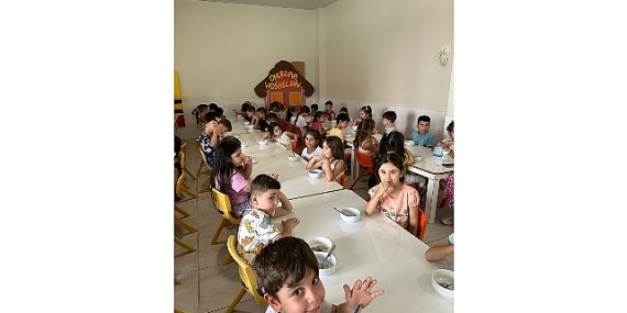 Minik öğrencilere aşure ikramı
