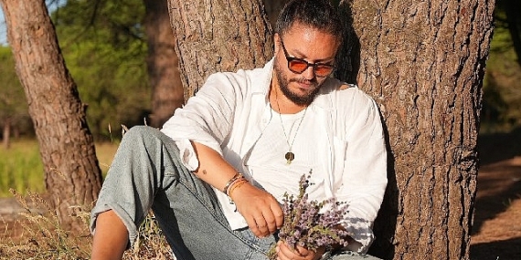 Oyuncu Engin Demircioğlu’ndan Sezen Aksu Coveri ‘Yanmışım Sönmüşüm Ben’