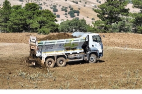 selcuklu-belediyesi-ureticilere-kamyon-uzeri-gubre-dagitim-makinesi-ile-kolaylik-sagliyor.jpg