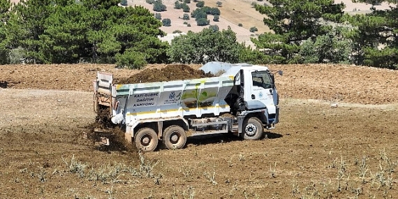 Selçuklu Belediyesi Üreticilere Kamyon Üzeri Gübre Dağıtım Makinesi ile Kolaylık Sağlıyor