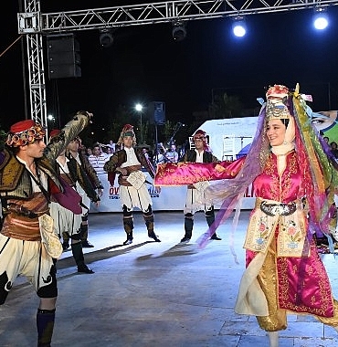 8-ulke-torbalida-bulustu-halk-danslari-geceye-damga-vurdu.jpg