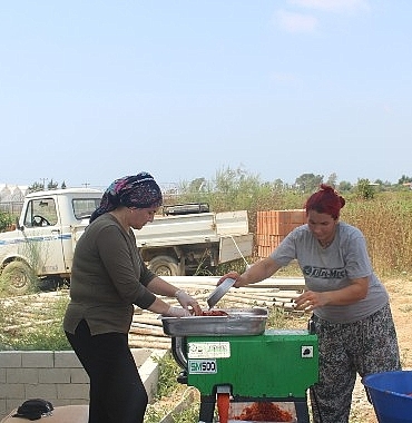 antalya-buyuksehir-belediyesi-makine-destekleriyle-halkin-yaninda.jpg