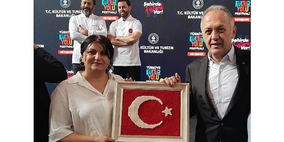 Atölyemizde Dokuduğumuz Türk Bayrağını Hediye Ettik
