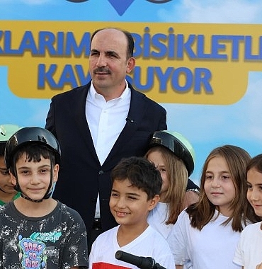 baskan-altay-40-gun-sabah-namazina-giderek-bisiklet-kazanan-cocuklarla-bulustu.jpg