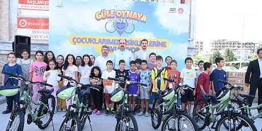baskan-altay-gule-oynaya-camiye-gel-projesinde-12-binden-fazla-cocuk-bisikletlerine-kavustu.jpg