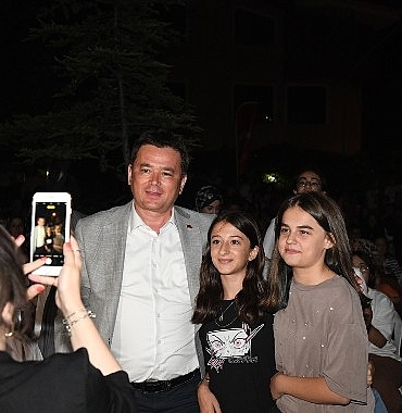 baskan-aydin-gunestepede-cocuklarla-acik-hava-sinemasinda-bulustu.jpg