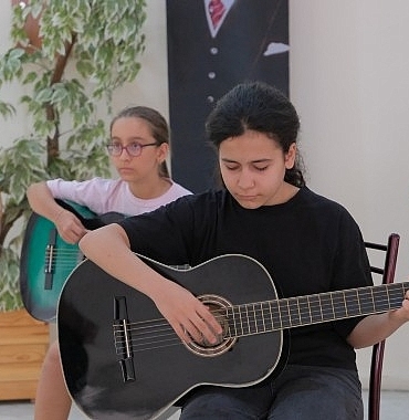 baskan-cercioglundan-gelecegin-muzisyenlerine-destek-aydinli-cocuklar-yaz-tatilini-muzikle-geciriyor.jpg