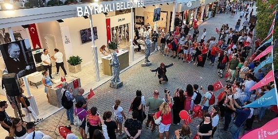 Bayraklı standında Zafer Bayramı coşkusu