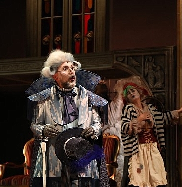 bir-moliere-basyapiti-tartuffe-harbiye-acikhavada.jpg