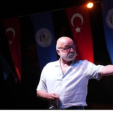 bogazicinde-siir-ve-muzik-esliginde-sanat-dolu-bir-aksam-yasandi.jpg