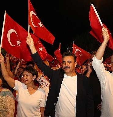 dikilide-30-agustos-zafer-bayrami-coskusu.jpg