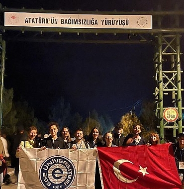 ege-universitesi-ogrencileri-kocatepe-zafer-yuruyusune-katildi.jpg