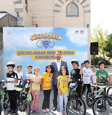 gule-oynaya-camiye-gel-projesi-kapsaminda-cocuklar-bisikletlerine-kavusmaya-devam-ediyor.jpg