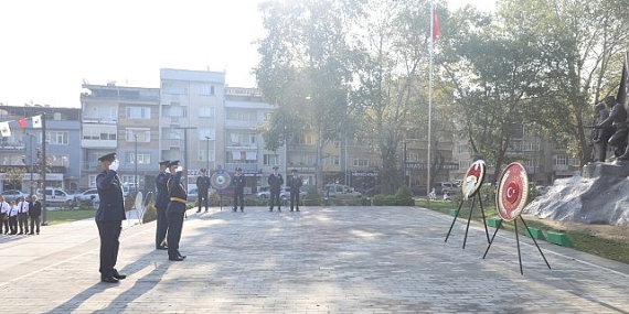 İnegöl’de Zafer Bayramı Coşkusu Resmi Törenlerle Başladı