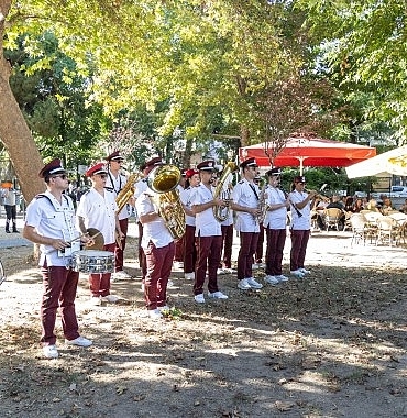 karsiyaka-belediye-bandosundan-sokak-konserleri.jpg
