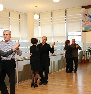 karsiyaka-belediyesinden-ucretsiz-salon-danslari-kursu.jpg