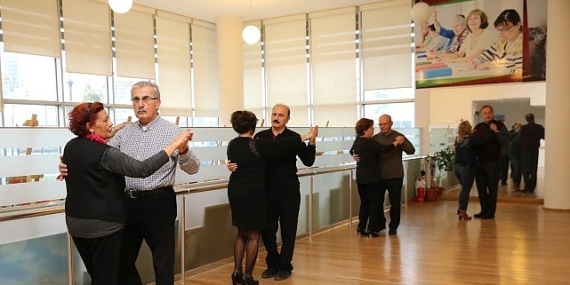 Karşıyaka Belediyesi’nden ücretsiz salon dansları kursu