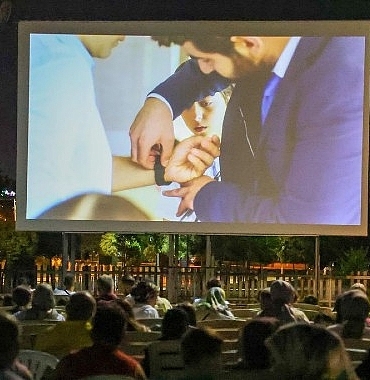 kartepede-acik-hava-sinema-geceleri-yogun-ilgi-goruyor.jpg