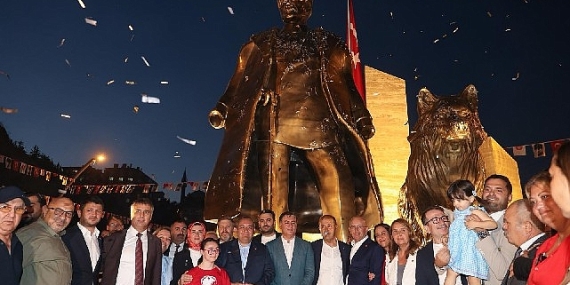 Keçiören’de 30 Ağustos Zafer Anıtı görkemli törenle açıldı
