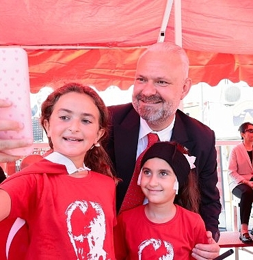 menemende-zafer-bayrami-coskusu-yasandi.jpg