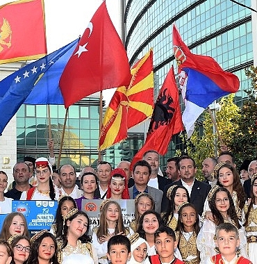osmangazide-uluslararasi-balkan-festivali-renkli-goruntulerle-start-aldi.jpg