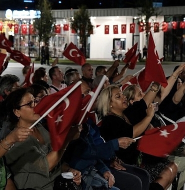 zafer-mesalesi-milli-irade-meydaninda-yakildi.jpg