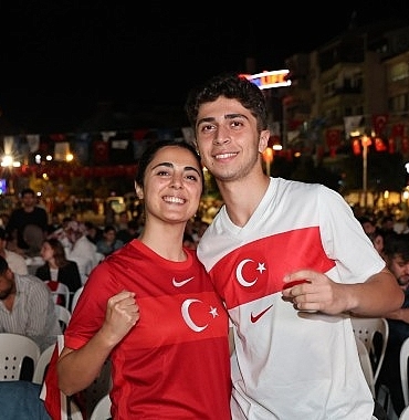 ay-yildizli-cosku-meydana-sigmadi.jpg