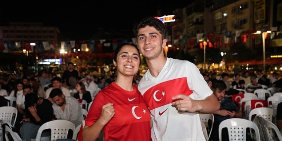Ay-Yıldızlı coşku meydana sığmadı