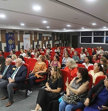 ayvalikin-15-eylul-kurtulusunun-103uncu-yili-kente-yakisir-bir-atmosferde-kutlandi.jpg