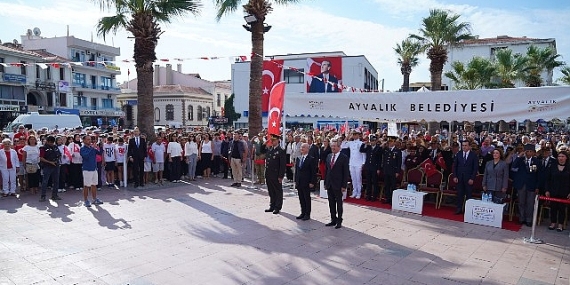 Ayvalık’ın düşman işgalinden kurtuluşunun 103. yılı, Cumhuriyet Meydanı’nda düzenlenen etkinliklerle coşkuyla kutlandı.