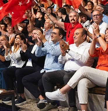 balcovalilar-sevcan-orhanla-costu.jpg